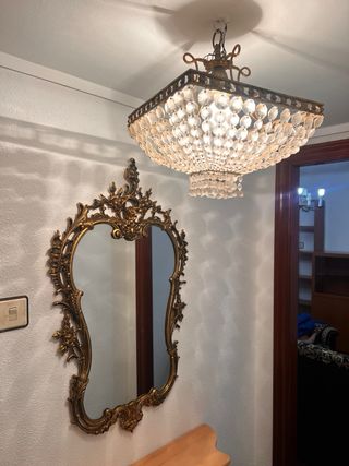 Mudanza. Muebles y la lámpara