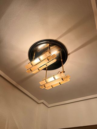 Mudanza. Muebles y la lámpara