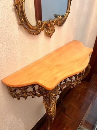 Mudanza. Muebles y la lámpara