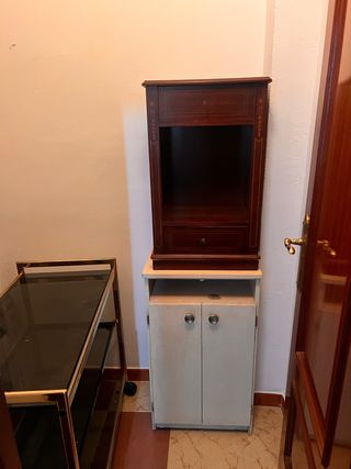 Mudanza. Muebles y la lámpara