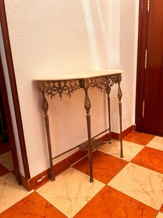 Mudanza. Muebles y la lámpara