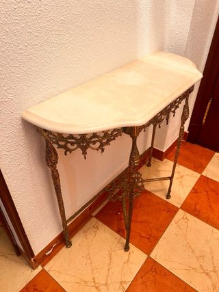 Mudanza. Muebles y la lámpara