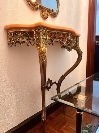 Mudanza. Muebles y la lámpara