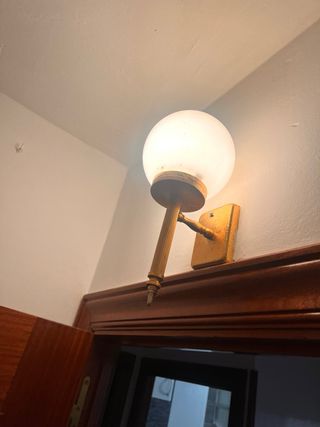 Mudanza. Muebles y la lámpara