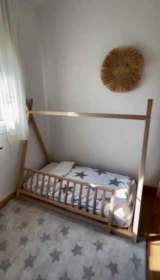Cama tipi infantil madera  La barandilla no esta