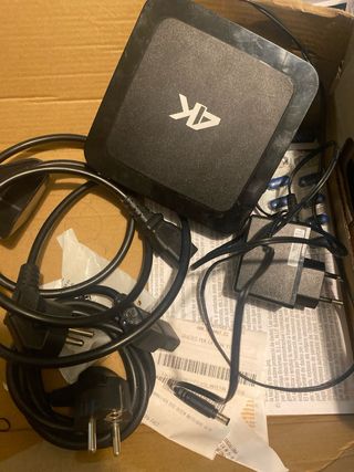 Cargador y caja 4K