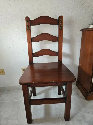 Silla rústica de madera preciosa