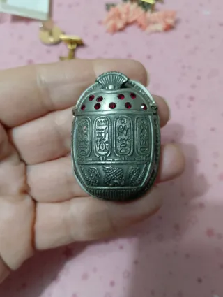 Raro ciondolo scarabeo egiziano con pietre rosse