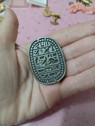 Raro ciondolo scarabeo egiziano con pietre rosse