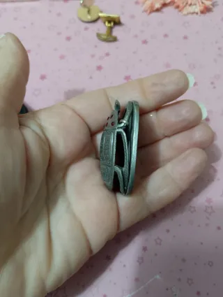 Raro ciondolo scarabeo egiziano con pietre rosse