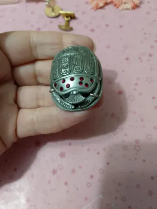 Raro ciondolo scarabeo egiziano con pietre rosse