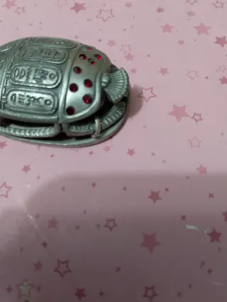 Raro ciondolo scarabeo egiziano con pietre rosse