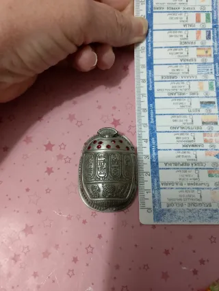 Raro ciondolo scarabeo egiziano con pietre rosse