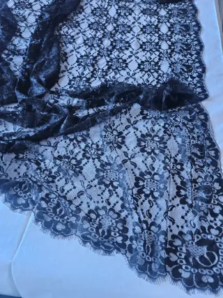 Mantilla, peineta y guantes de encaje