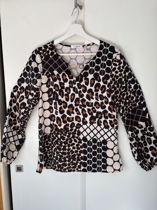 Blusa Punto Roma Beige y Negra Manga Larga