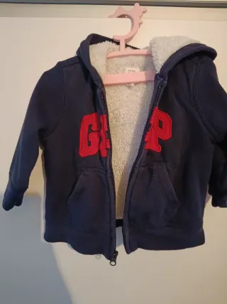 Sudadera GAP con capucha y forro polar