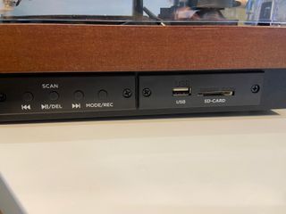 Tocadiscos Aiwa GBTUR‐120MKII con diseño vintage