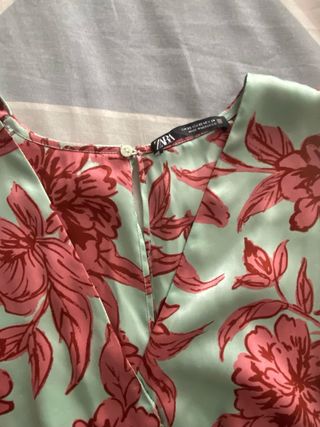 Vestido invitada verde y rosa floral