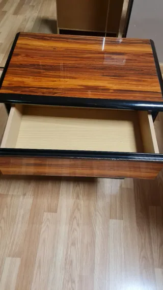 Mesita de noche con espejo