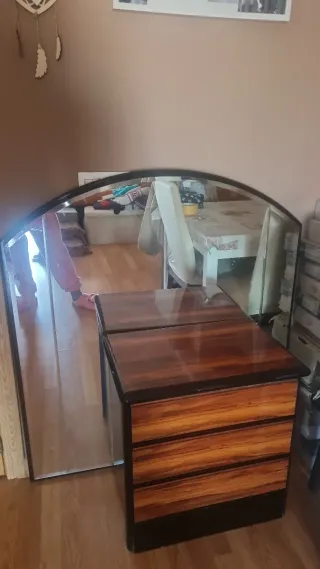 Mesita de noche con espejo