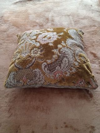 Vendo seis cojines nuevos en Coruña por 20 euros.