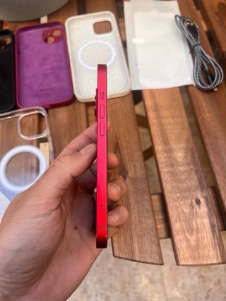iPhone 13 Rojo + 4 Fundas + Cable