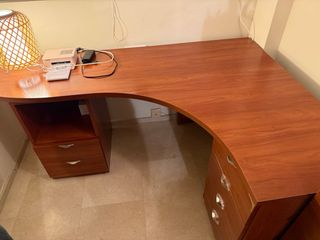 Escritorio esquinero de madera con cajonera extra
