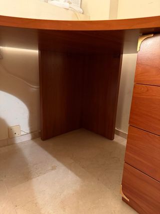 Escritorio esquinero de madera con cajonera extra