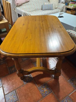 Mesa de comedor y 4 sillas de madera