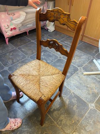 Mesa de comedor y 4 sillas de madera