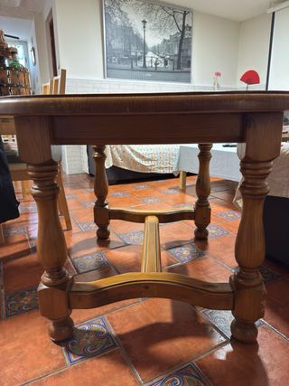 Mesa de comedor y 4 sillas de madera