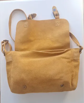 Bolso de ante mostaza mate y mostaza brillante.