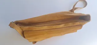 Bolso de ante mostaza mate y mostaza brillante.