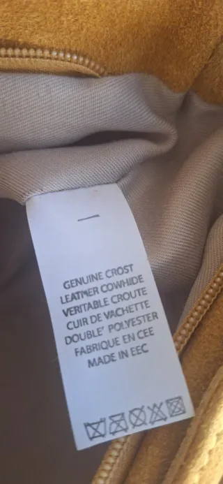 Bolso de ante mostaza mate y mostaza brillante.