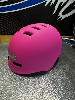 Casco patinete con luz del y tras color Rosa