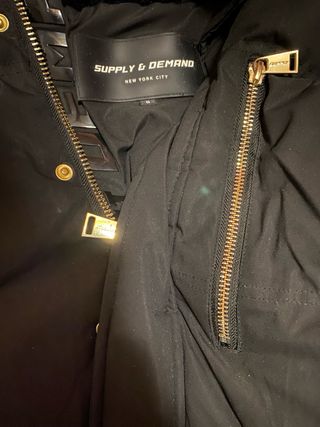 Chaqueta Supply & Demand Negra con Capucha