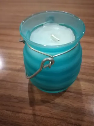 Vela em suporte de vidro azul com alça