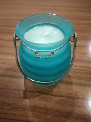 Vela em suporte de vidro azul com alça