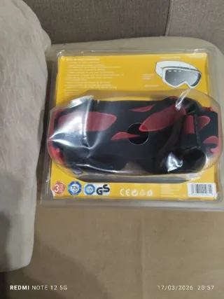 Cascos, gafas y guantes de esqui