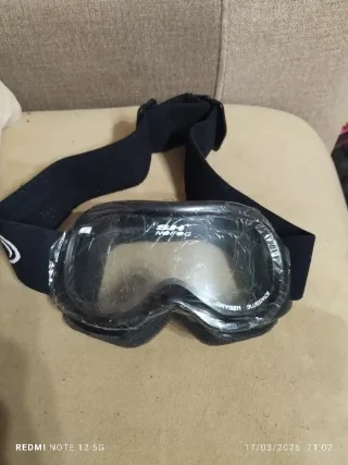 Cascos, gafas y guantes de esqui