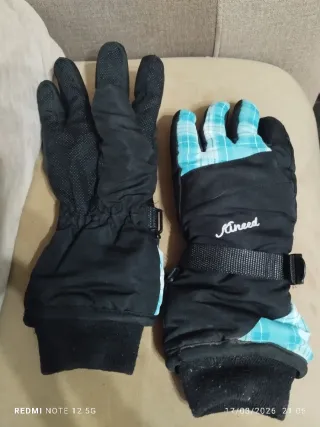 Cascos, gafas y guantes de esqui