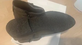 Botas grises de ante con suela de goma