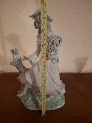 Figura porcelana antigua mujer con flores