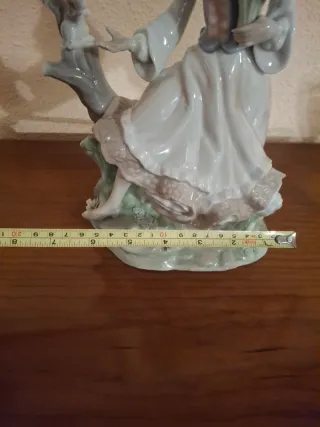 Figura porcelana antigua mujer con flores