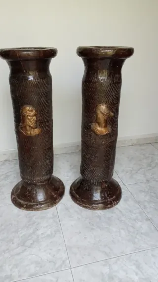Par de columnas antiguas con bustos