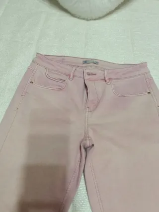 Pantalón vaquero rosa desteñido