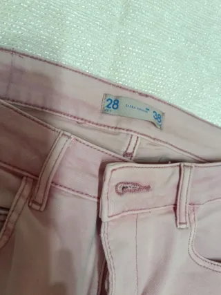 Pantalón vaquero rosa desteñido