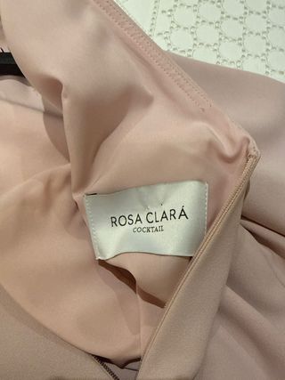 Vestido largo rosa palo con plumas