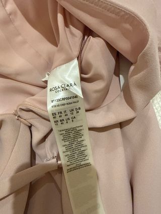 Vestido largo rosa palo con plumas