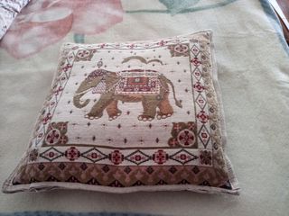 Vendo cinco cojines nuevos en Coruña por 20 euros.